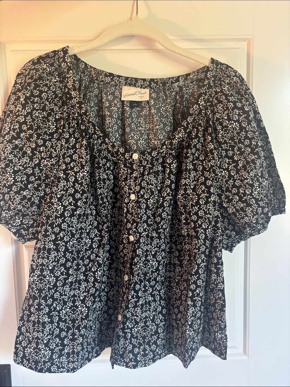 Universal Thread Black and White Floral Button-Front Puff Sleeve Top